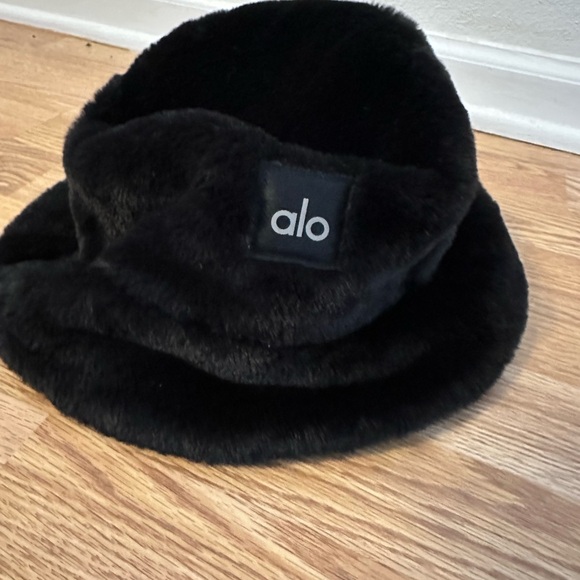 ALO Yoga Black Faux Fur Bucket Hat - Picture 2 of 2